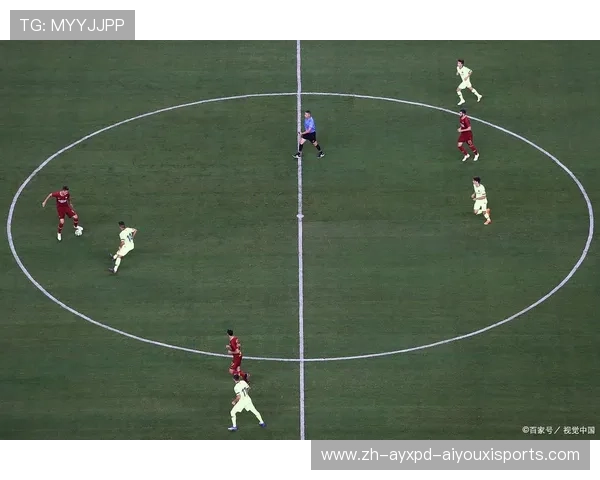 足球比赛中的长传与短传配合